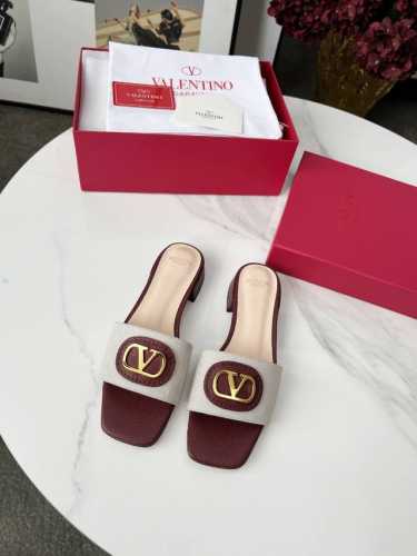 valentino2025春夏爆款沙滩旅游拖鞋 鞋面大V字Logo金属饰扣。原版开模鞋跟，高度斜度1:1还原 。新季米开理系列大作，百变爆款拖。鞋面顶级混种小羊