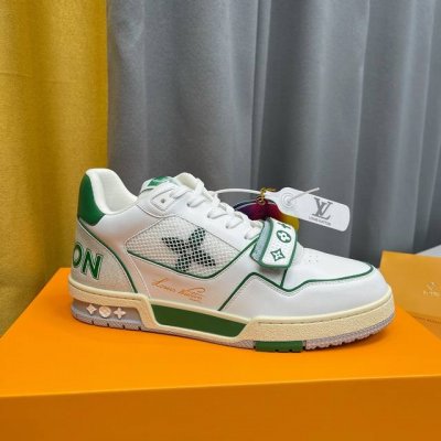 顶级版本 情侣款LV Trainer 运动鞋于路易威登 秋冬秀场焕现全新魅力。小牛皮融入缤纷细节，魔术贴鞋带和侧面的 Monogram 花卉刺绣点明设计主旨，L