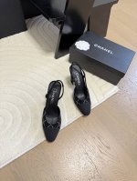 Chanel 经典slingback后空凉鞋前几年一直在做这个款今年我们还是重新购版，再次精细copy。发现新版面的鞋面线条和形体舒适度都做了微调！ 这个品牌方
