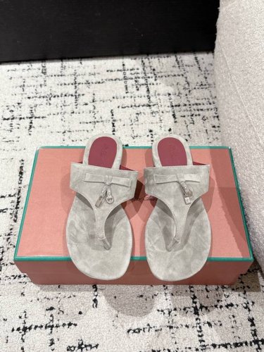 顶级版本 代购级 Loro Piana L 新款英伦夹脚拖鞋 凉鞋 咱家做是全羊京 不是市场磨砂材质哈 原来这就是传说走两万步都不会累脚的夹脚凉鞋把颜值和脚感都