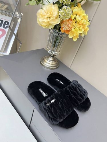出货 ， Miumiu 2024秋冬潮品毛毛拖 冬季必备款 100%纯羊毛 毛毛蓬松柔软亲肤富有时尚元素、贵气感十足 展现女性时尚韵味却不过分张扬，外侧加一个