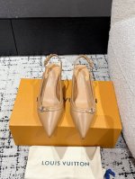 顶级版本Louis Vuitton 路易威登 25 春夏尖头高跟鞋鹰嘴小尖头搭配镂空皮条小方扣可调节松紧，Lv五金 “logo”饰以点缀，细节质感特别的高级！犀