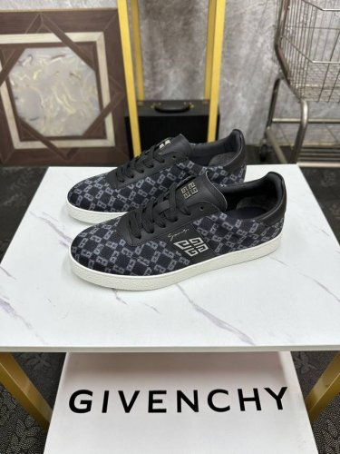 Givenchy-纪梵希 春夏走秀新款tk-Mx的灵感来自于经典的tk-360，网眼合成皮革等轻盈科技材料加上反光材质，拥有大胆外形和独特线条高频纹理、印花和橡