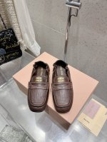 miumiu缪缪 秋冬新款玛丽珍芭蕾舞鞋MiuMiu秀场 复古风独一无二的来自Miu Miu系列的细节特写 新季的潮流要素一 适当面料：进口原版进口羊皮 内里：