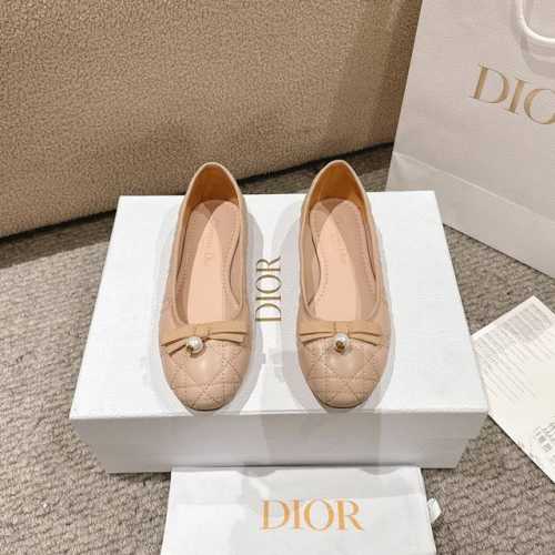 代购级别！迪奥 Dior 芭蕾鞋以 Dior 的高订美学，重新演绎经典风格。采用经典彩色皮革精心制作，饰以藤格纹图案，鞋面饰以精美的罗缎蝴蝶结，点缀以灵感源自经