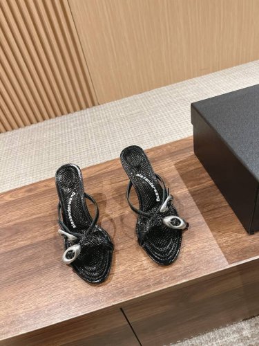 亚历山大王24 新品交叉带高跟金属扣凉鞋拖鞋 简单的交叉带设计带有金属元素 蛇纹皮更显档次 可以搭配夏天的所有单品 简直是太推荐了 面料：原版进口蛇皮 内里：进