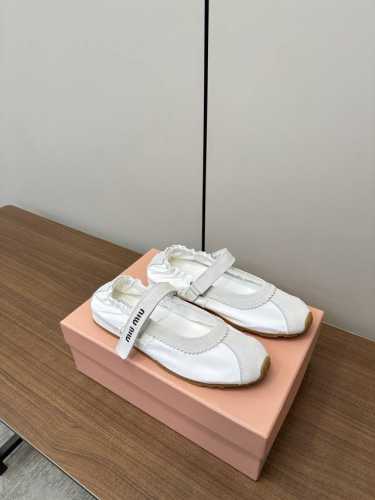 miumiu 25Ss 早春新品玛丽珍芭蕾舞跳舞鞋P310 秀场工艺来自Miu Miu系列的细节特写 新季的潮流要素 与此刻挚爱的概念，玛丽珍芭蕾舞传达现代风格