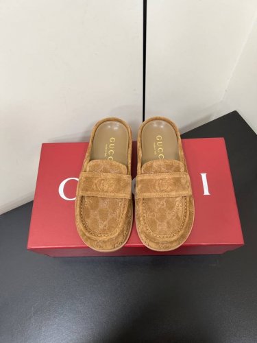 Gucci 25Ss 春夏新款 复古大头包头拖， 勃肯拖第一眼看到这个鞋子感觉不起眼，没有过多的装饰很简单 但带有点复古味呆萌可爱随意搭配都好看脚感要求高 的闭