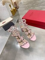 工厂价:330 valentino华伦天奴铆钉经典凉鞋 全新原版升级，脚感超级舒适， 方便穿脱 超贴心哦！ 鞋面混种羊皮 内里垫脚混种羊皮 意大利黄牛皮大底纹路