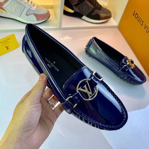 出厂价 Louis Vuitton这款arizona便鞋采用monogram Eclipse帆布，其手工漆绘染边及手工缝制鞋面充分展现了路易威登的传统制鞋工艺。