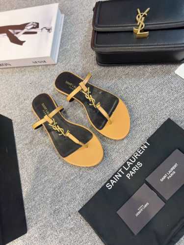 Sa*Nt Laurent 圣*兰y*L小五金扣柜柜最新夹脚凉皮拖鞋。独家高端定制，顶级品质。延续家族经典五金扣设计，简约大气，平底1Cm平底让mm轻松驾驭，特