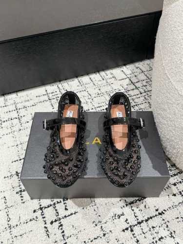 ALAIA 阿莱亚 25 春夏 最新 串珠网面单鞋一双完美取代小白鞋的新型时尚芭蕾鞋，配上不同款式，不同风格都能轻松驾驭，无论牛仔裤，西装裤，还是百褶裙，都能将