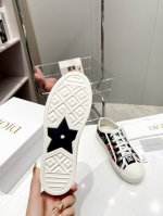 春季walk ‘N’Dior刺绣休闲鞋，采用棉质面料，饰以多色刺绣工艺更显精致，白色橡胶底，鞋舌和鞋带采用christian Dior标志装饰。 混种羊皮内里，