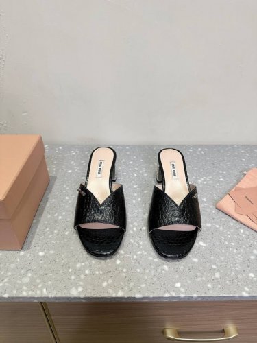 MIUMIU 缪缪 25ss春夏新品 鱼嘴 粗跟拖鞋 气质小女人风，鞋跟盘镶嵌水钻，闪出新高度质感十足，穿着非常舒适。鞋面上的褶皱设计看起来非常有质感，钻面的造