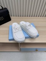 Prada 普拉达 25ss p家 25春夏厚底水台托鞋 德训风格 牛皮磨砂皮面料 绒布内里 发泡大底 超轻 Zp五金扣三角标点缀 完美演绎高级简约风格！关键上