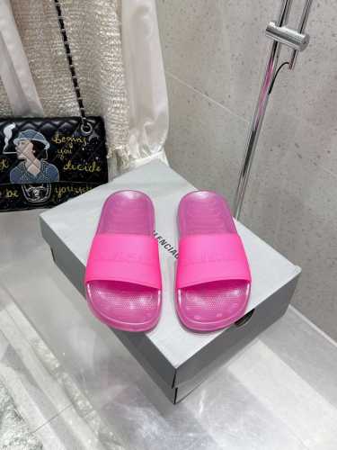 BALENCIAGE 巴黎世家 Pool Crocs 合作款厚底拖鞋胶拖原版1:1还原，单码单模，大小合适，舒适度满满，后跟和原版一致有码标，所有鞋面颗粒感，鞋