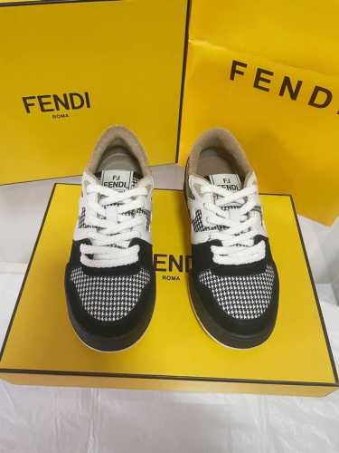 市场顶级版本FEND* 芬迪match最新爆款情侣款运动鞋板鞋超多明星博主上脚 原版购入 一比一开发 做货 设计师Kim Jones打造的首款运动鞋fendi