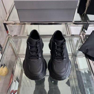 Balenciaga巴黎世家 Triple S 一体成型ip老爹鞋 经典的老爹鞋型搭配自然简约风格更加简洁实用 原版一体成型modo材质 舒适柔软. 非常轻盈