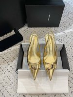 Ferragamo 菲拉格慕 经典蝴蝶节性感凉鞋 时尚是个轮回，24款细跟蝴蝶结凉鞋又回到了我们的视野，并且打破了她原有优雅的气质，展现出更多性感时尚的风格，展