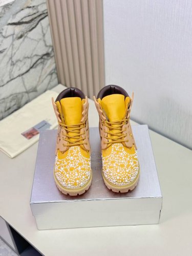 顶级 不要面罩少20.情侣款size:35-45.Timberland 早秋 添柏岚 大黄靴，珍珠和钻石点缀爆款 女款众多明星上脚 多组穿搭 秋冬限定款 专柜非