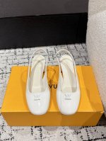 Louis Vuitton 25 Swing最新 圆头后空 5.5粗跟 玛丽珍鞋 简约精致，高级感满满，尽显优雅气质～ 上脚超好看，拉满了夏日美鞋绝绝子啊 鞋面