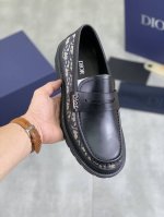 工厂价 实价 高品质 水染牛里 原单品质dior .迪奥 原单代购、高端商务皮鞋、面料：采用意大利进口开边珠牛皮料水染牛里 牛皮垫脚特供原版橡胶大底、做工精细、