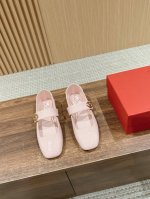 莞产 Valentino Garavani Vlogo Locker小牛皮双穿玛丽珍芭蕾舞鞋 柔软的小牛皮搭配金色旋扣，极简又优雅是最经典的元素，怎样搭配都不会