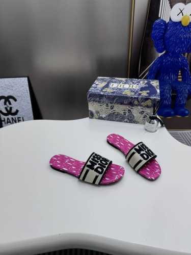 出厂： 新款迪奥miss Dior 系列平底拖鞋，经典上乘美艳力作 Dior专柜最火春夏系列 兼备气质 时尚 经典耐看的设计风格 上脚效果特别美！原版复刻制作！