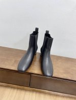 Dior 秋冬新款鸟笼跟短靴 延续d家永恒经典！这款鞋低调不失华丽 性感又不显张扬 鞋型是大家都爱的秀气款 非常非常显瘦 侧面整个弧度将脚部曲线完美展现 既有成