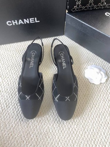 25Fw新款Chanel小香烫钻后空 Sling-back凉鞋平底 粗跟Sling-back于1957年问世，之后two-tone设计成为chane*经典之作最