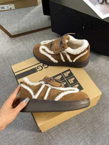 新款ugg 长舌德训 厚底德训羊毛款 以经典球鞋德训鞋的版型为基础 再加上经典品牌弱数字logo在鞋尾完美呈现 玩味十足 显马拉m6时髦设计感 码数：35-40