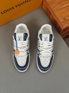 奢品trainer男士休闲运动鞋 ，运动鞋记录设计师 Virgil Abloh 由复古篮球鞋激发的经典创意，此次拼接光滑牛皮革和 Monogram 压纹粒面牛皮