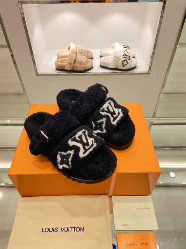 頂级品质 Louis Vuitton Ss New羊毛拖鞋 纯皮毛一体羔羊毛打造！超温暖的感觉，穿上仿佛踩在云朵上lv经典老花装饰，精致高级！让这双毛拖身价陡增
