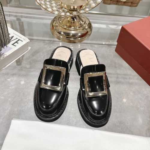 出厂 Roger Vivier 』24年新款经典铜扣和钻扣拖鞋 购入原版1:1打造复刻，复制出与原版无差别的对比 自带增高拉腿效果绝了 搭配钻扣 方扣一眼就被惊