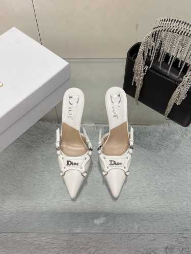 工厂价： 代购版本 迪奥Dior 早春新款 尖头慕勒拖 跟鞋系列 明星同宽CD字母logo高跟凉鞋 市面顶级高端版本 材质：鞋面采用进口混种羊皮内里：水染羊皮垫