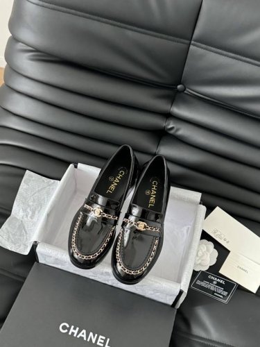 Chanel 小香24A新品蝴蝶结链条单鞋！ 原版1:1复刻 经典中的经典 无论搭配裤装还是裙装都是完美 小圆头的设计很好的修饰脚型 小仙女们必备！ 鞋面采用进