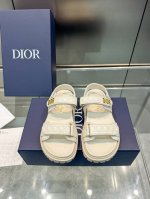 出厂价： 经典升级加2024新色系 电绣菱格款 Dior迪奥 经典魔术贴凉鞋 原版复刻 高版本 超耐看超百搭款 上脚非常舒适 显瘦又显白 鞋面牛皮 羊皮里 原版