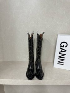 Ganni ｜秋冬新品美式复古西部牛仔靴 肯豆同款西部靴真的太好穿了 秋冬穿正合适～ 西部风情搭配刺绣细节 潇洒又俏皮～ 修饰小腿线条 姐妹们早点下手 Size