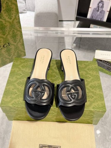 女士互扣式双g镂空高跟拖鞋 从为品牌注入荣光的20世纪70年代典藏设计中撷取灵感，互扣式双g在这款黑色皮革拖鞋上以大号镂空细节焕新呈现。 原版定制羊皮 金属皮