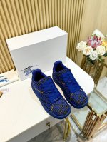 元，Burberry最新box运动鞋出货了，情侣款,简约又超好看的 Box 运动鞋，11色合集 意大利精制运动鞋，原板飞织面料打造。点缀马术骑士徽标 Ekd 压