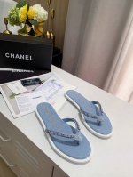 出厂价： 元 Chanel 春季新款 牛仔 链条人字拖鞋 首发这个鞋我真心的心动 第一眼[惊讶]看到就喜欢，颜色清晰又仙气 而且有chanel 家的经典元素链条