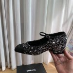 顶级版本 CHANEL』 2025s 鞋子讲究的是轻盈、舒适和大方优雅而纯色的简约款式稍加用心就能有耐人寻味的高级质感天鹅绒细腻柔软的绒面营造的是优雅从容华丽且