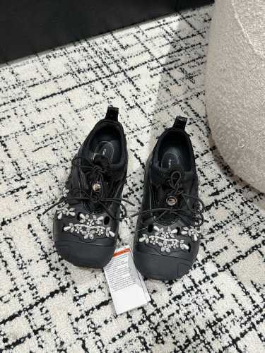 Simone Rochax Crocs 联名 24 爆款 珍珠洞洞鞋 2024 今年最佳最值得期待的神仙联乘鞋款 春夏时装秀上首次亮相 便引发极高讨论与关注。双