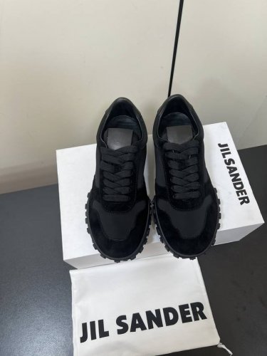jilsander吉尔桑达 推荐款平底底休闲运动鞋，非常奈斯，穿出立显高档，进来看 Jil Sander 新品运动鞋！ 独特的模压鞋底采用tpu颗粒防滑设计 同