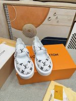 代购级louis Vuitton 春夏lv 路易威登秋冬新款复古厚底鞋系列 乐福鞋 可爱十足非常减龄，完全不害怕显腿短，穿上后显得腿又瘦又直，超级推荐！ 简约好