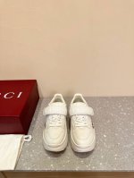Gucci古驰g家 24Ss最新版面 魔术贴 老爹鞋 厚底 休闲 运动鞋 这款rhyton系列运动鞋采用象牙白色皮革搭配复古设计，鞋身巧妙融入撞色互扣式双g镂空