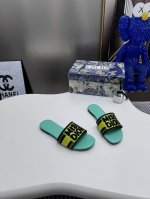 出厂： 新款迪奥miss Dior 系列平底拖鞋，经典上乘美艳力作 Dior专柜最火春夏系列 兼备气质 时尚 经典耐看的设计风格 上脚效果特别美！原版复刻制作！