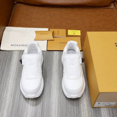 出厂价： Lv 奢品新款中帮discovery 路易威登 本款 Lv Discovery 自登山鞋汲取灵感，以混合科技材质彰显运动风范。 轻盈回弹的橡胶外底提供