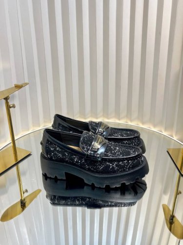 迪奥 Dior 2025新款 D-Boy 字母logo拼色厚底女鞋 明星同款一脚蹬皮带扣圆头复古低跟乐福单鞋 材质:鞋面进口开边珠牛皮拼接环保藤格纹粗花呢+水染