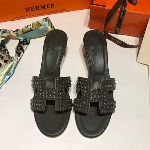 顶级品质 上新hermes H拖鞋铆钉粗跟系列 超级有档次的一款贵妇h拖鞋，绝对人手一对。 100%购入正品1：1定制，楦型、原模具、皮料，都专为这款而定制的。